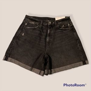 BNWT American Eagle Outfitters black relaxed mom jean short, size 6/28